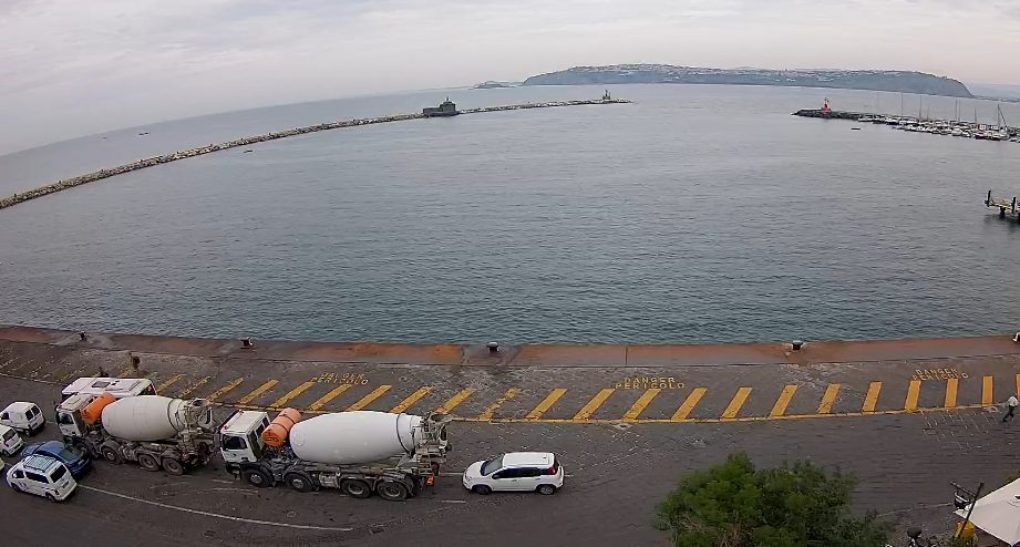 La banchina del porto commerciale di Procida